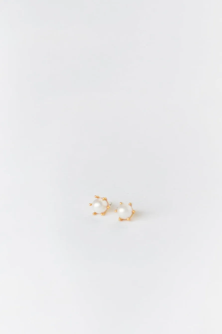 Cove Elegant Pearl Earrings